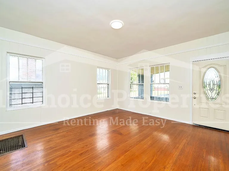 2321 22nd St W — Photo 4