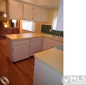 Oak Flrs in Kitchen (2).jpg