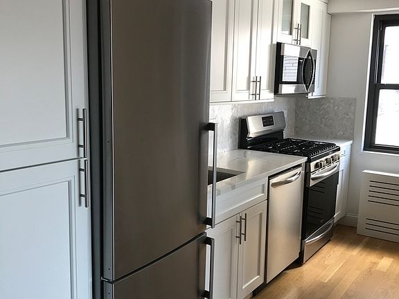 3rd image of 305 E 86th St #16ME
