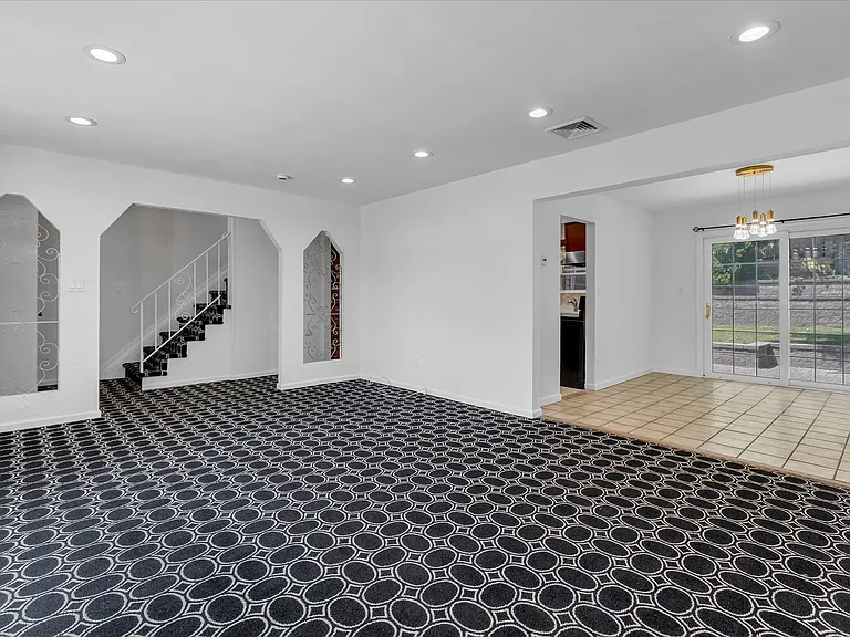 217 Bellerose Ave — Photo 4