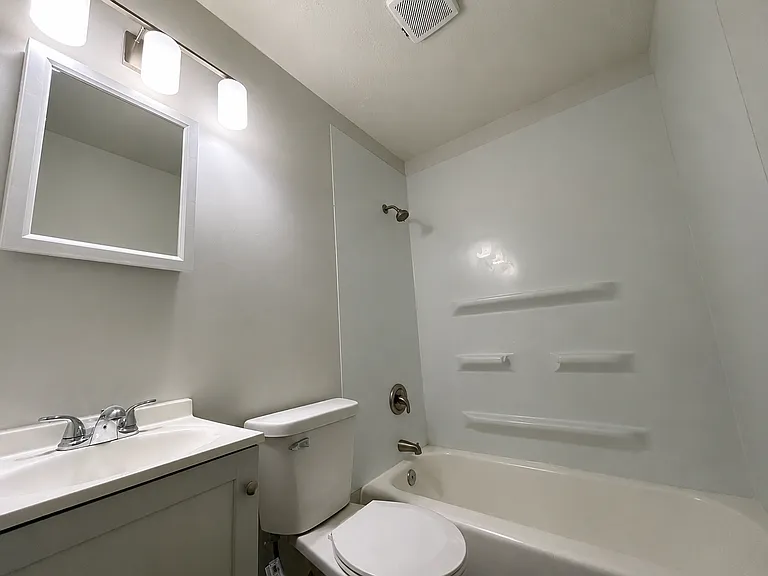 5008 N 33rd St — Photo 3