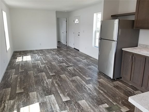 5th image of 901 Douglas Dr