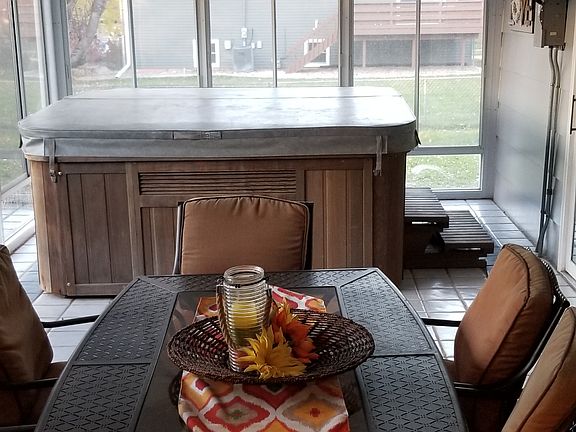 Three seasons porch w/ hot tub