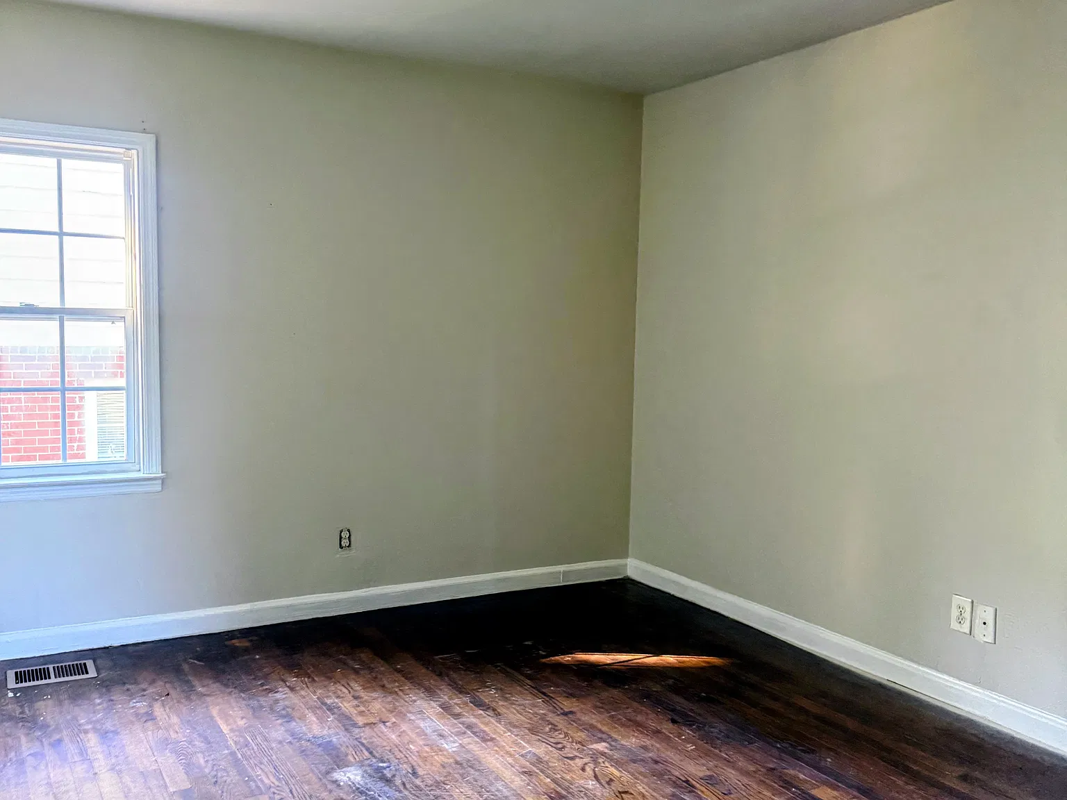 3 bed, 1099 sqft, $1,977 — Photo 4