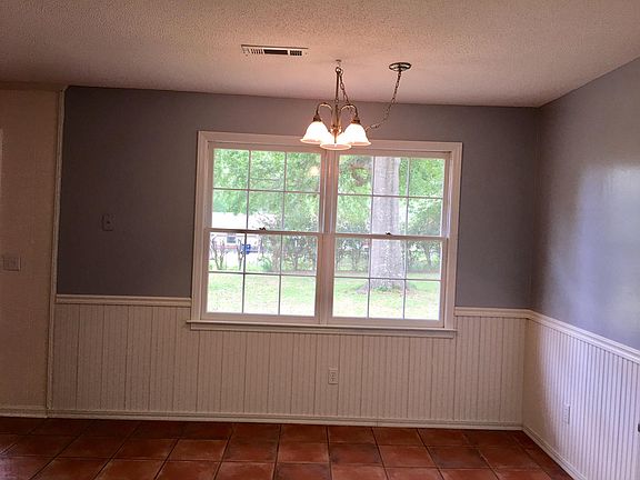 Full breakfast area
Separate Living & Dining area