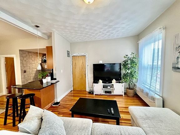 2nd image of 435 Hanover St #3B