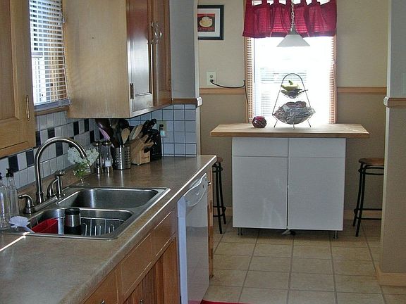 4th image of 3042 Arthur St NE