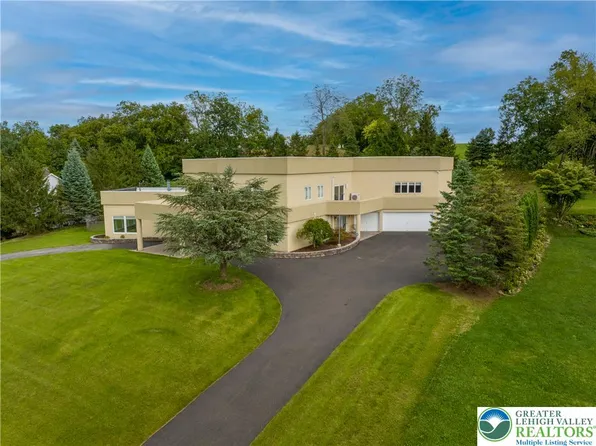 2224 Meadow Brook Dr, Schnecksville, PA 18078