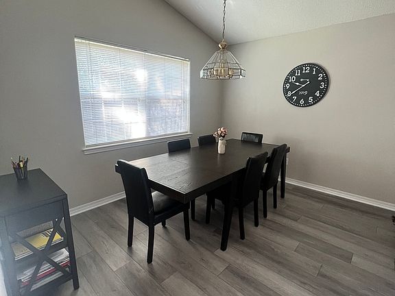 4th image of 884 Sterling Way