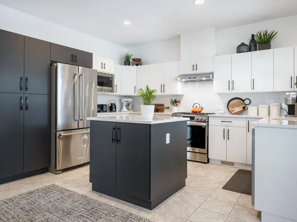998 Riverside Dr #20, Pt Coquitlam, BC V3B 7Y4
