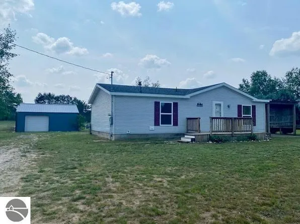 10075 Monique Ct, Interlochen, MI 49643