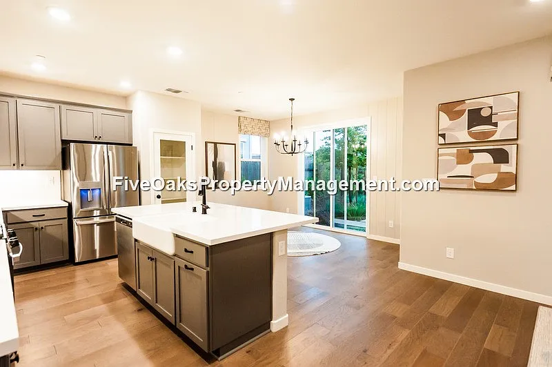 3 bed, 2033 sqft, $3,090 — Photo 3
