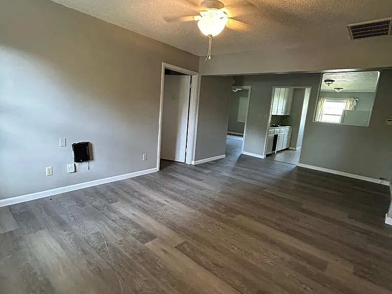825 S Cherokee St — Photo 2