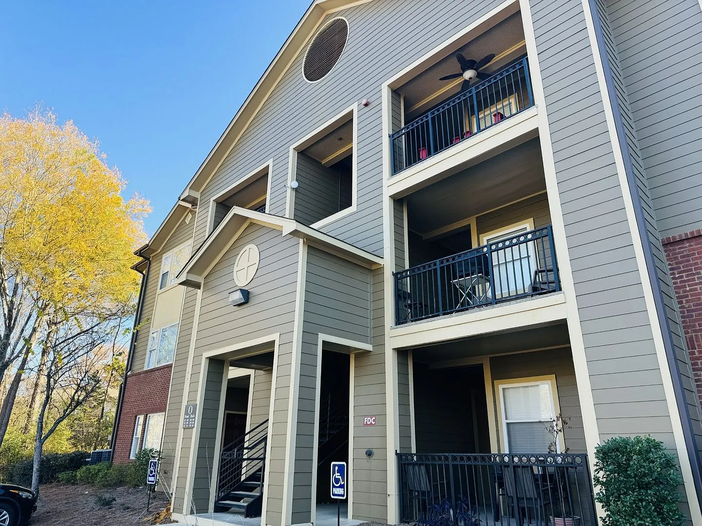 Great 3 bed 2 bath condo in Turnberry Condos — Photo 1