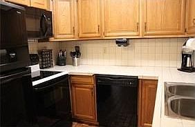 3rd image of 794 Gordon Dr