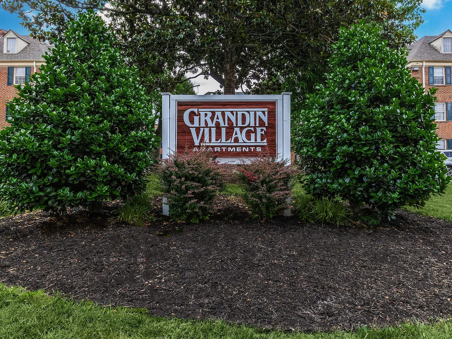 Grandin Village Apartments — Photo 3