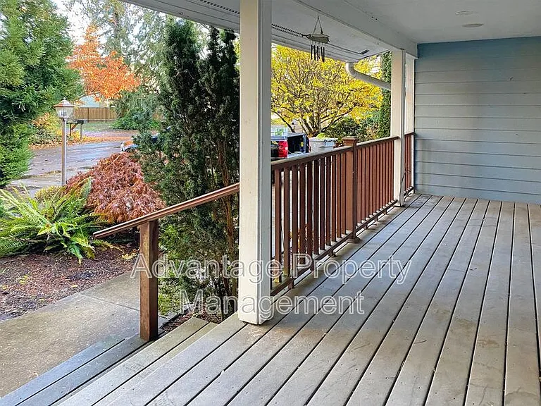 1340 SW Timian St — Photo 3