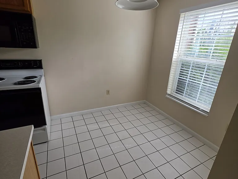 2301 Anderson Rd #5 — Photo 4