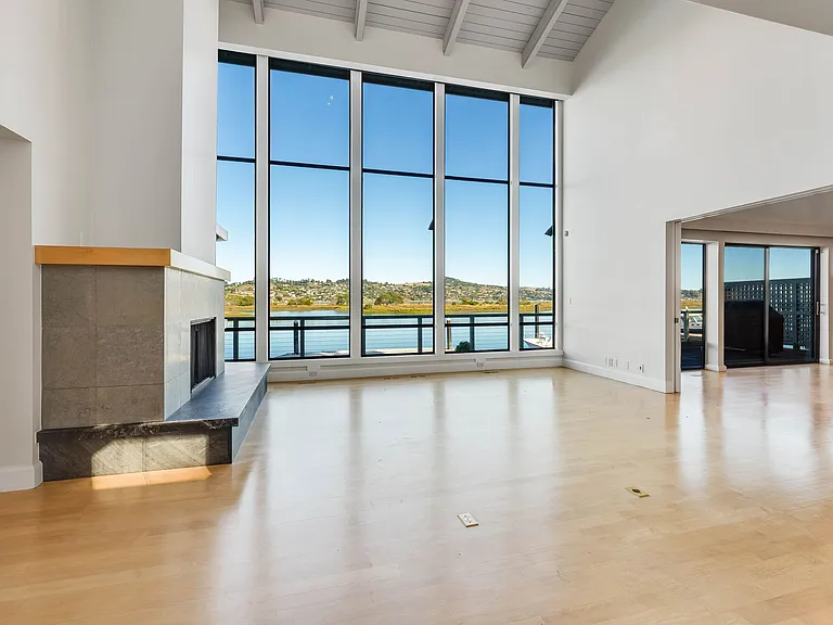363 E Strawberry Dr — Photo 12