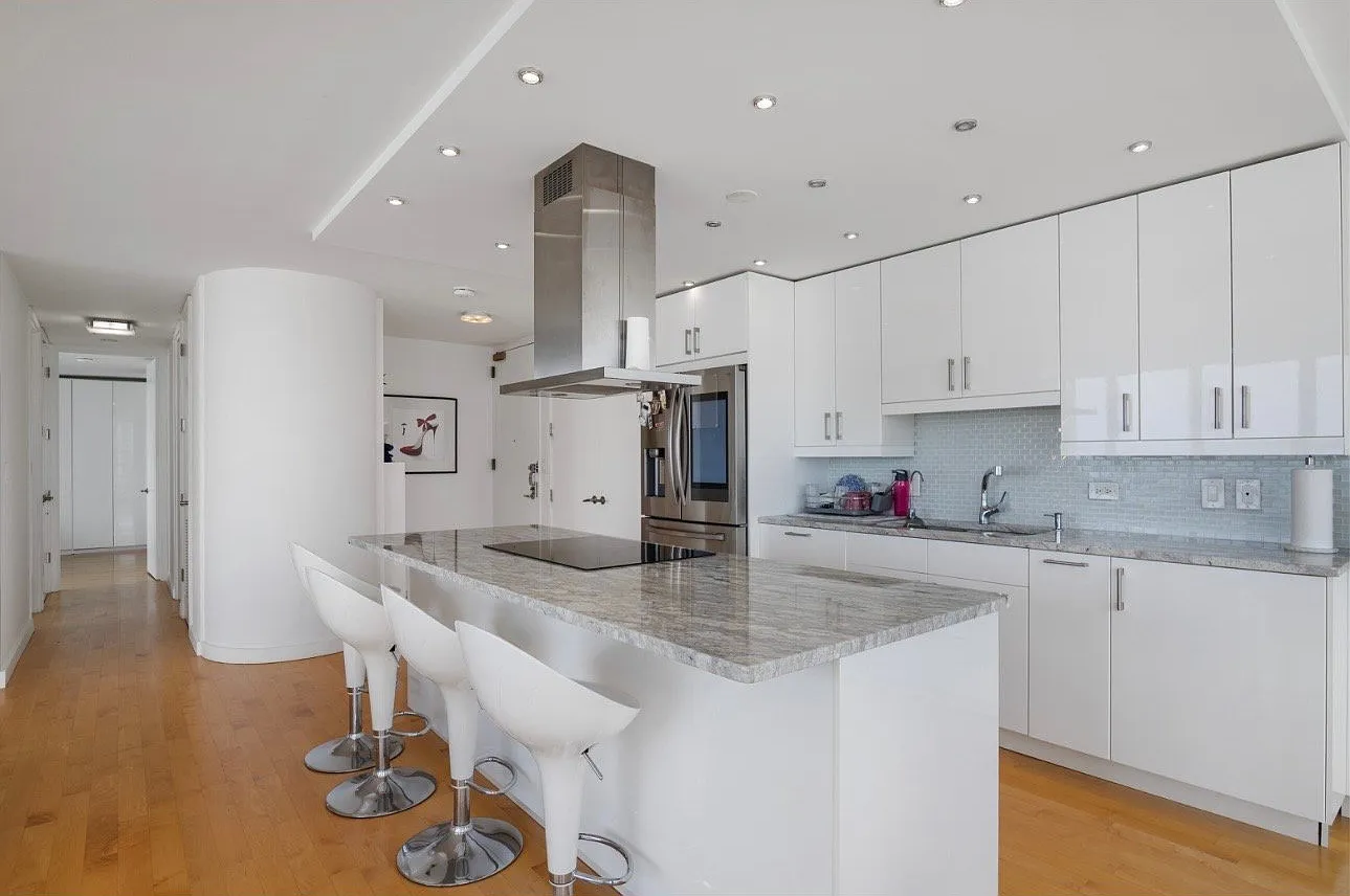 Lake Point Tower Condo — Photo 2