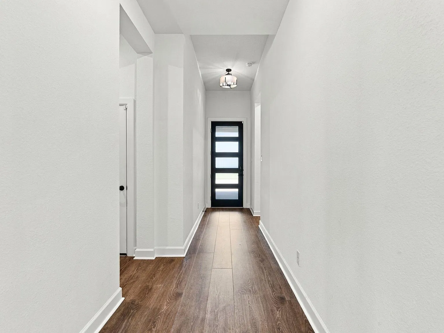 4 bed, 3.0 bath, 2692 sqft, $3,700 — Photo 3