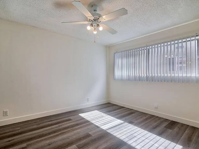 Lanark Park Apartments — Photo 11