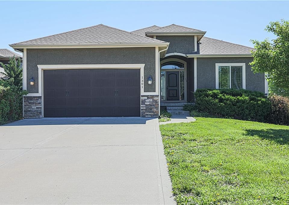 1st image of 1301 NE Country Ln