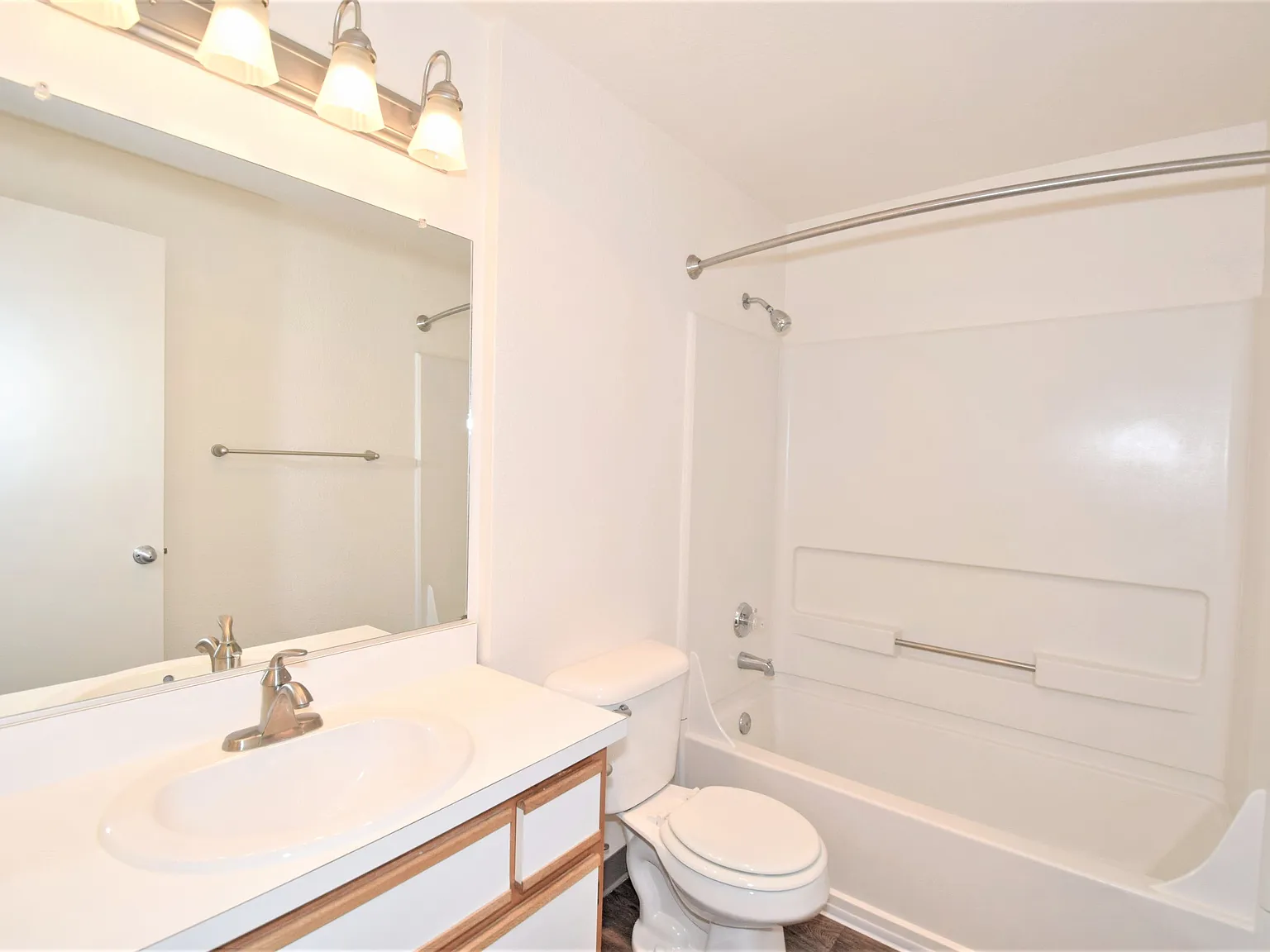 2 bed, 1000 sqft, $1,949 — Photo 2