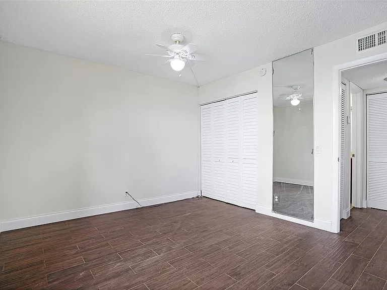 109 Lake Emerald Dr #110 — Photo 27
