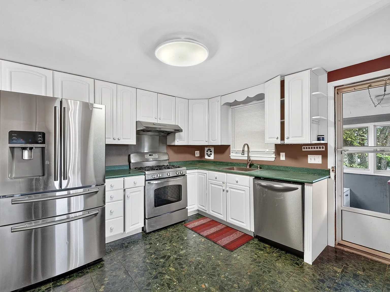3 bed, 1.0 bath, 1200 sqft, $2,600 — Photo 1