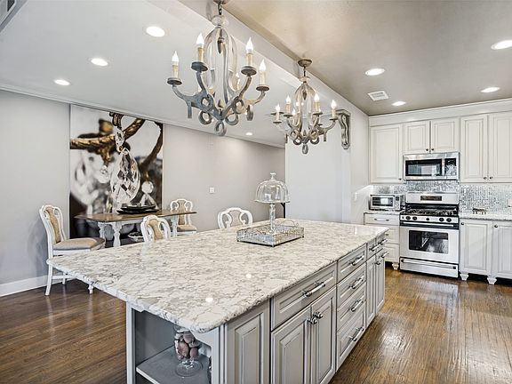 3rd image of 5055 Addison Cir Penthouse 423