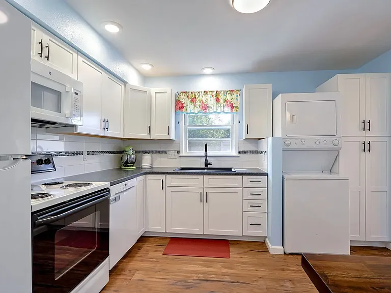 1813 Broadmoor Dr — Photo 3