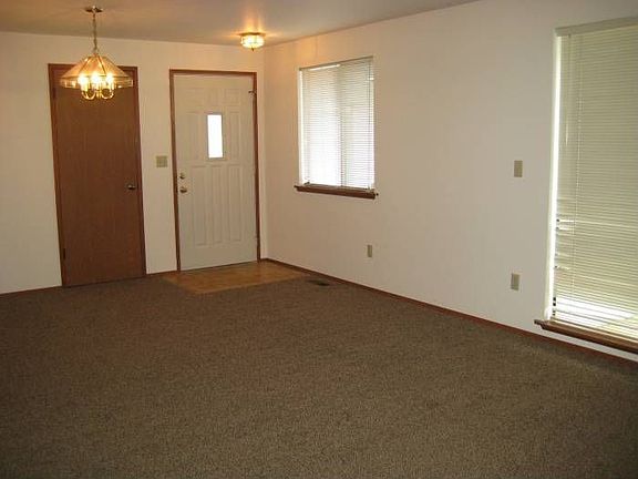 Living Room/Entry