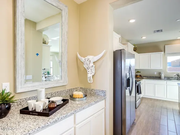 8831 W Red Spike Ice Dr, Marana, AZ 85653