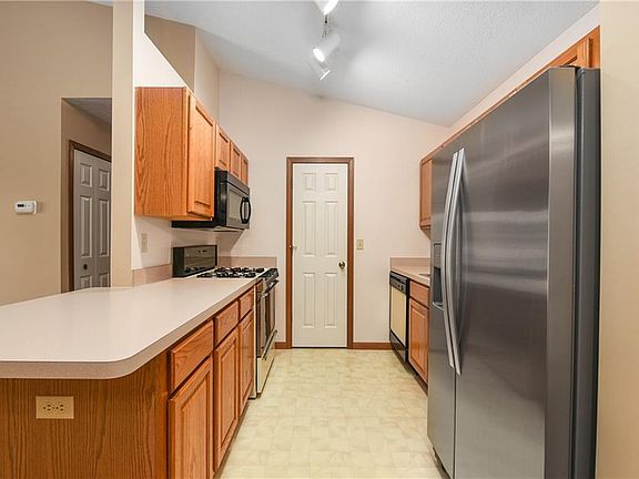 5th image of 2934 Shakespeare Ln