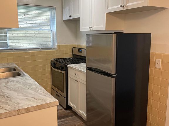 kitchen with new appliances and soft close cabinets