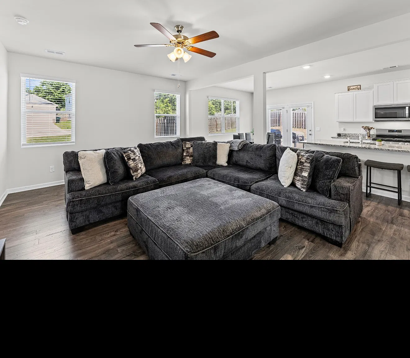 4 bed, 2.5 bath, 1976 sqft, $2,200 — Photo 4