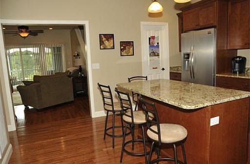 4th image of 53 Parkview St