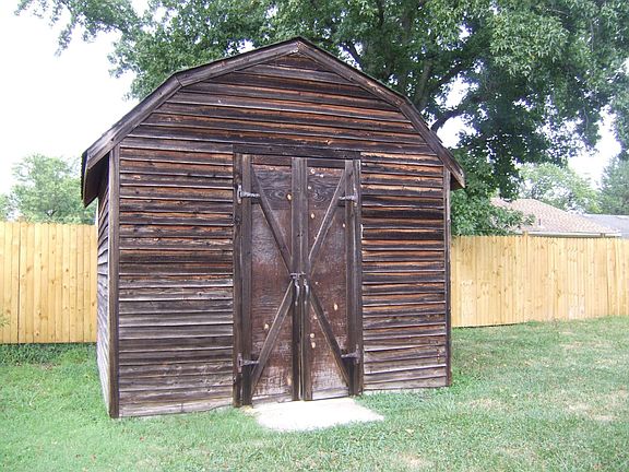 Barn style shed w/electricity