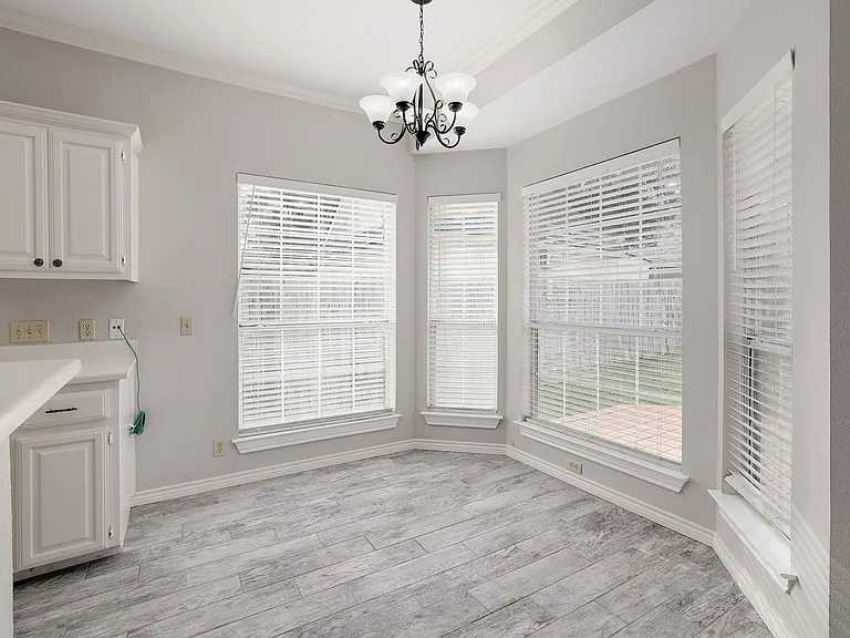 1811 Iris Ln — Photo 8