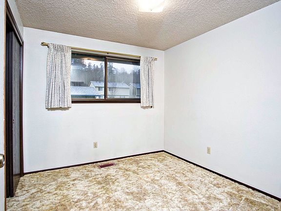 5th image of 11918 120th Ave E