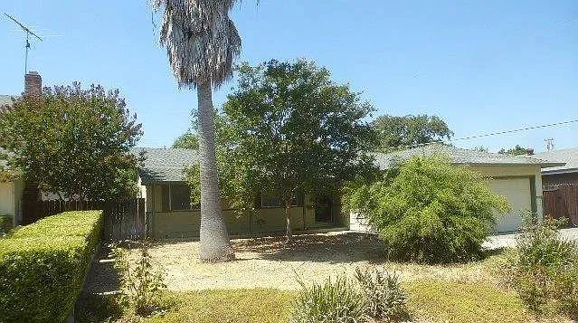208 Trinity St photo 1