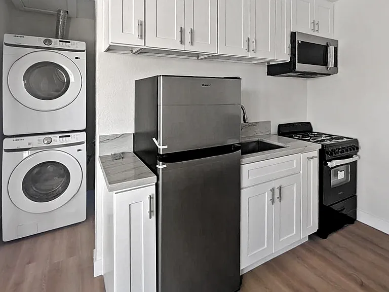 2901 Kenwood Ave #2 — Photo 2