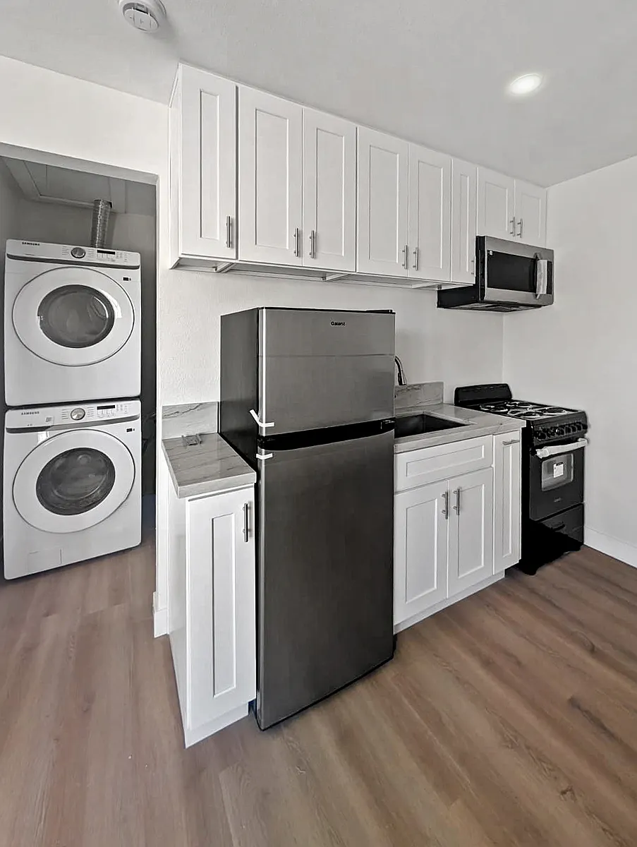 Building Photo - 2901 Kenwood Ave #2