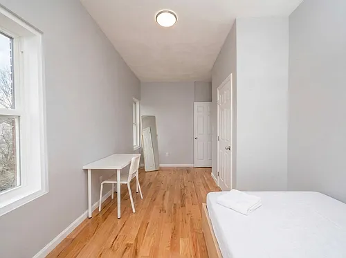 132 Ellington St Photo 1
