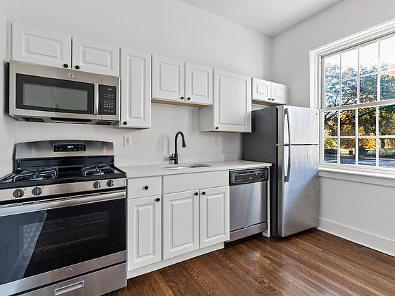 3rd image of 833 Whalley Ave APT 6