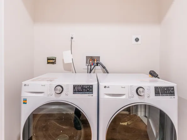 42-09 Hampton Street image 17 of 27