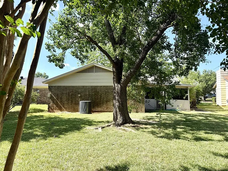 2513 Tilman Dr — Photo 4