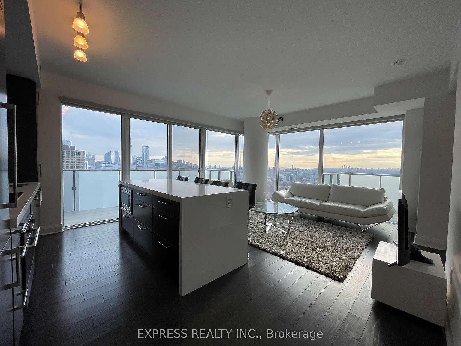 1080 Bay St — Photo 3