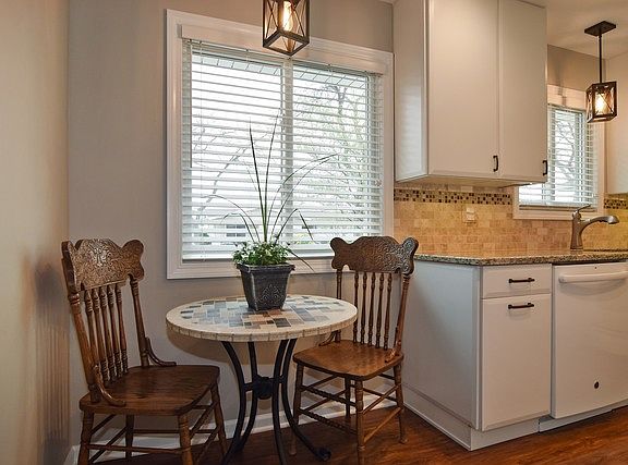 5th image of 1089 Mohegan Ln